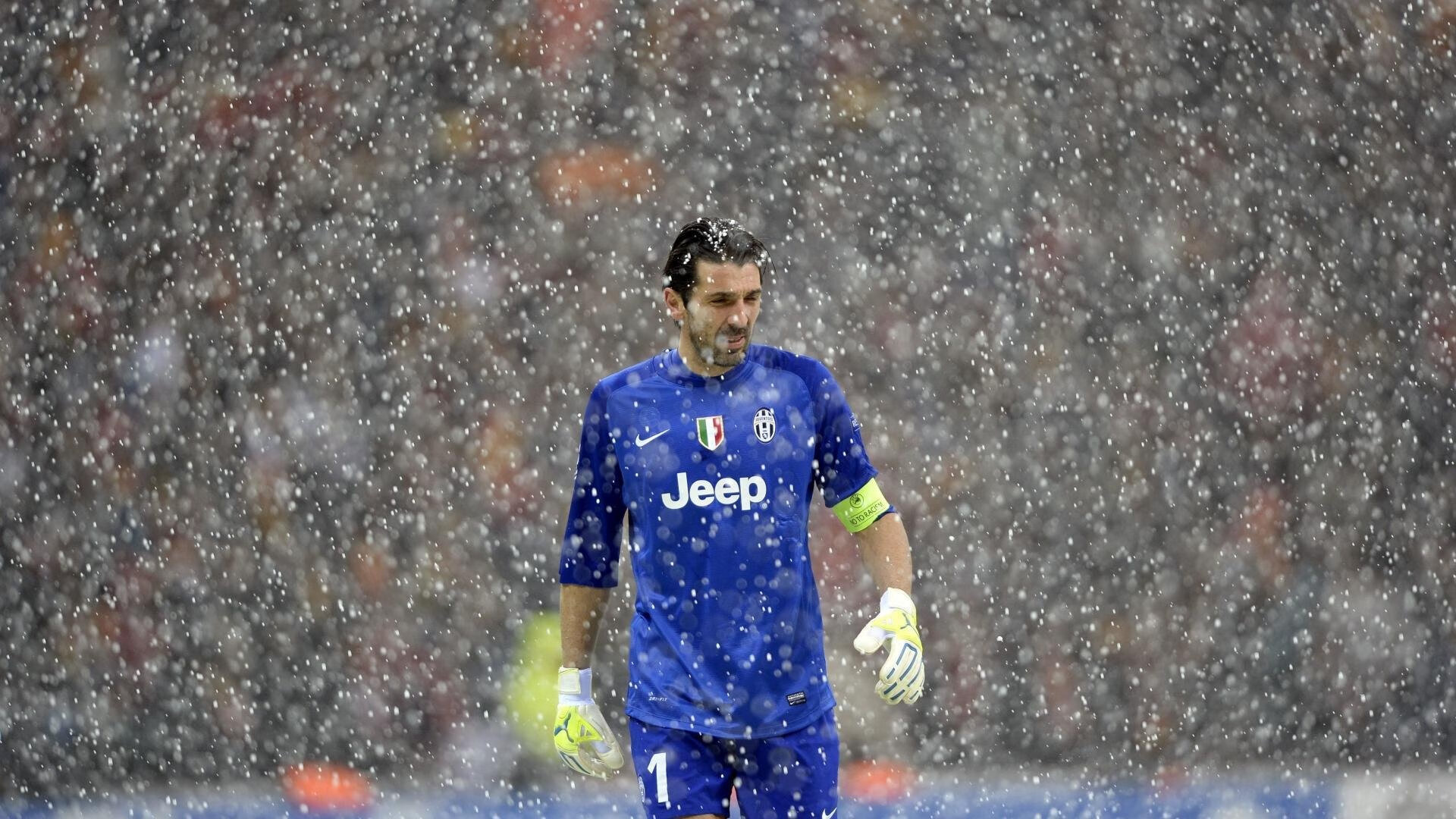 爱游戏电竞-跳水选手姿态优雅完成完美入水，跳水运动员入水时手势